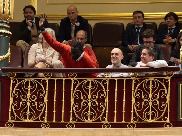 Augustin Ndour, en la tribuna de invitados del Congreso, levanta la mano para saludar mientras los diputados aplauden